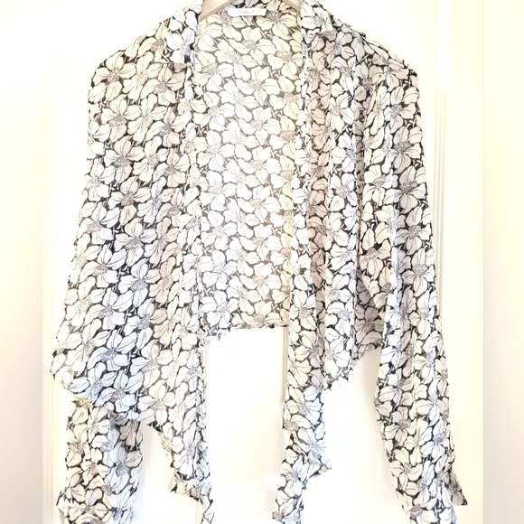 Black and white shrug top size small - Picture 2 of 5
